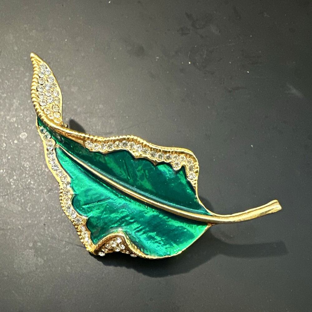 VTG Green Enamel Leaf Brooch Pin Gold Tone Clear Pavé Rhinestone Nature